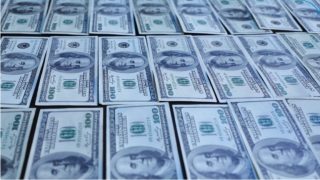 ضبط مبلغ مالِّي مُزَوَّر لعملة الدولار الأمريكي في مدينة الرَّقة