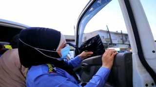 دوريات جوالة تطلقها مديرية المرور في مقاطعة الطبقة من أجل منع استخدام حاجب الرؤية “الفيميه” والبرادي داخل المركبات وفي حال وضعها يتم إزالتها وفرض عقوبة بحق السائق لأنه يقلل التركيز أثناء القيادة ويعرض المشاة للخطر، بالإضافة لمخالفة المركبات الغير مسجلة ضمن المنطقة وذلك من أجل السلامة العامة. Dewriyeyên gerok ji aliyê Rêveberiya Trafîkê ve li kantona Tebqayê hatine destpêkirin, ji bo ku rê li bikaranîna “serdêr” û koran di hundirê erebeyan de bigire, û eger ew bên danîn, ew ji holê tên rakirin û ceza li şofêr tê sepandin, ji ber ku ev yek di dema ajotinê de baldariyê kêm dike. û peyayan dixe ber metirsiyê, ji bilî binpêkirina wesayîtên neqeydkirî di nav deverê de.