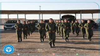 تخريج دورة جديدة لأعضاء قواتنا على مستوى شمال وشرق سوريا في مقاطعة الجزيرة.Dewreyek perwerdeyê nû ya Hêzên me li ser asta Bakûr û Rojhilatê sûriyê li kantona cizîrê bi dawî bû