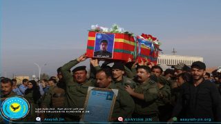 تشييع جثمان الشهيد احمد من أعضاء قواتنا في مقاطعة الطبقة Oxirkirina cenazeya Şahîd Ahmed ji endamên hêzên me li kantona tebqayê