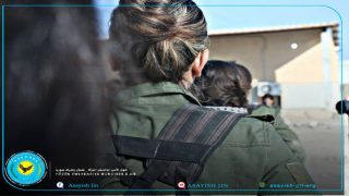 في سعيها المستمر للإرتقاء بمستوى أعضاءها تستمر مؤسسة قوى الأمن الداخلي في شمال شرق سوريا بافتتاح دوراتها التدريبية بمختلف مجالاتها الفكرية العسكرية والاختصاصية لكافة أعضاءها. Hêzên Ewlekariya Hûndirîn li bakûr_rojhilatê Sûriyê di xebatên xwe yên berdewam de ji bo bilindkirina asta endamên xwe kar dikin vekirina kursên xwe yên perwerdeyê di warên xwe yên cuda de leşkerî û pisporî ji hemû endamên xwe re.