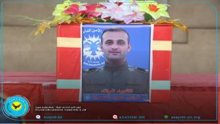 تشييع جثمان الشهيد ” فراس السمران” إلى مثواه الأخير في مقاطعة الرقة Oxirkirina cenazeya şehîd Firas alsemran li cihê bêhna xwe ya dawî li kantona Reqayê