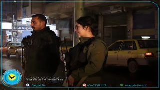 أمس السبت 30 كانون الأول/ ديسمبر جانب من مشاركة رفيقات قوى الأمن الداخلي المرأة في مقاطعة الرقة فيما يقومن بالتأكد من ثبوتيات السيارات ضمن استنفار عيد رأس السنة الميلادية. Roja Şemî 30 meha dozdehan Beşek ji tevlîbûna hevelên hêzên ewlekariya hûndirîn jin li kantona Reqayê demekê ew li balgeyên otomobîlan guman dikin di çarçoveya hişyariya cejna sersala mîladê de