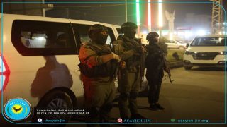 جانب من مشاركة رفيقات قوى الامن الداخلي المرأة في مقاطعة الفرات فيما يقومن بالتأكد من ثبوتيات السيارات ضمن استنفار عيد رأس السنة الميلادية. Beşek ji tevlîbûna hevelên hêzên ewlekariya hûndirîn jin li kantona furatê demekê ew li balgeyên otomobîlan guman dikin di çarçoveya hişyariya cejna sersala mîladê de