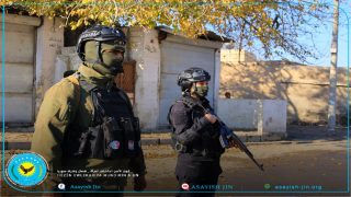 جانب من مشاركة رفيقات قوى الامن الداخلي المرأة في مقاطعة الطبقة فيما يقومن بالتأكد من ثبوتيات السيارات ضمن استنفار عيد رأس السنة الميلادية. Beşek ji tevlîbûna hevelên hêzên ewlekariya hûndirîn jin li kantona tebqa yê demekê ew li balgeyên otomobîlan guman dikin di çarçoveya hişyariya cejna sersala mîladê de