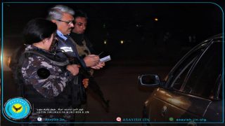 جانب من مشاركة رفيقات قوى الامن الداخلي المرأة في مقاطعة المنبج فيما يقومن بالتأكد من ثبوتيات السيارات ضمن استنفار عيد رأس السنة الميلادية. Beşek ji tevlîbûna hevelên hêzên ewlekariya hûndirîn jin li kantona minbicê demekê ew li balgeyên otomobîlan guman dikin di çarçoveya hişyariya cejna sersala mîladê de