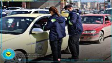 قواتنا في بوليس ترافيك تُطلق حملة مرورية واسعة في مدينة الرقة لضبط السير والحد من المخالفات المرورية التي تعرض حياة السائقين والمواطنين لخطر الحوادث. Hêzên me yên tirafîkê kopaniyeke berfireh li bajarê Reqayê destpêkirin ji bo tikûziya trafîkê û kêmkirina binpêkirinên trafîkê yên ku jiyana ajovan û welatiyan dixe ber metirsiya qezayan