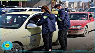 قواتنا في بوليس ترافيك تُطلق حملة مرورية واسعة في مدينة الرقة لضبط السير والحد من المخالفات المرورية التي تعرض حياة السائقين والمواطنين لخطر الحوادث. Hêzên me yên tirafîkê kopaniyeke berfireh li bajarê Reqayê destpêkirin ji bo tikûziya trafîkê û kêmkirina binpêkirinên trafîkê yên ku jiyana ajovan û welatiyan dixe ber metirsiya qezayan