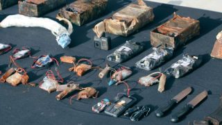 إلقاء القبض على عناصر لخلايا داعش ضمن مخيم الهول وإيقاف عمليات خطيرة كانت على وشك التنفيذ Çeteyên şaneyên DAIŞ’ê li kampa Holê hatin girtin û operasyonên wan ên metirsîdar ên ku dê pêk bihatana, hatin rawestandin.