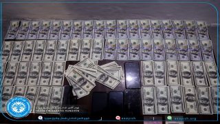 مروجان للعملة المزورة في قبضة قواتنا شرقي دير الزور Li rojhilatê Dêrezorê 2 belavkarên pereyên sexte ji aliyê hêzên me ve hatin girtin