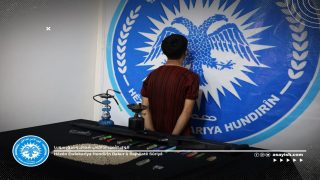 بكمين محكم قواتنا تلقي القبض على تاجر حبوب مخدرة وتضبط بحوزته أكثر من 1300 حبة كبتاغون. Hêzên me bi kemînekê bazirganekî madeyên hişbir girtin û zêdetirî 1300 hebên Kaptagon di destê wî de jî desteser kirin