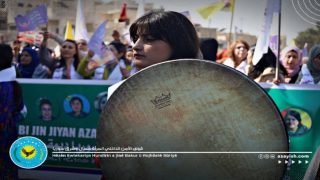 شهدت مدينة الرقة تنظيم مسيرة جماهيرية بمناسبة اليوم العالمي للمرأة (8 آذار)،Li bajarê Reqayê bi boneya 8’ê Adarê Roja cîhanî ya jinan meşek girseyî hate organîzekirin,