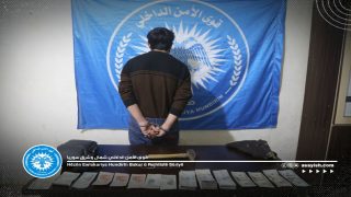 مكافحة الجريمة تلقي القبض على جانٍ متهم بالشروع بالقتل والسرقة في مقاطعة الجزيرةDijî Tawanan sûcdarek ku hewl dida kuştin û diziyê li kantona Cizîrê pêk bîne girtin.