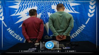 مكافحة المخدرات توقف شخصين بحوزتهما مخدرات وأسلحة بالرقةHêzên Dijî madeyên hişbir 2 kesên ku madeyên hişber û çek di destê wan de hebûn li Reqayê girtin.