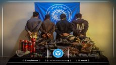 مكافحة المخدرات توقف أربعة مروجين وتضبط أسلحة ومخدرات في دير الزورHêzên Dijî madeyên hişbir li Dêra Zorê 4 belavkerê madeyên hişber û çek girtin.