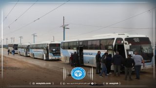 خروج دفعة جديدة من النازحين العراقيين من مخيم الهول إلى مخيم الجدعةBeşek nû ji koçberên Îraqî ji kampa Holê ber bi kampa Cedi’ayê ve diçin.