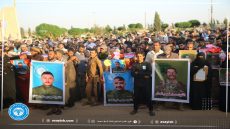 تشييع الشهيدين عيسى علي عثمان ومهيدي صالح العكلة في مدينة الحسكة إثر استشهادهما بانفجار لغم زرعته خلايا داعش الإرهابيةCenazeyê herdu şehîdan Îsa Elî Osman û Mehdî Salih El Egle, piştî ku di teqîna mayînekê de ku ji aliyê şaneyên terorîst ên DAIŞê ve hatibû çandin, şehîd bûn, li bajarê Hesekê hatin veşartin.