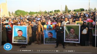 تشييع الشهيدين عيسى علي عثمان ومهيدي صالح العكلة في مدينة الحسكة إثر استشهادهما بانفجار لغم زرعته خلايا داعش الإرهابيةCenazeyê herdu şehîdan Îsa Elî Osman û Mehdî Salih El Egle, piştî ku di teqîna mayînekê de ku ji aliyê şaneyên terorîst ên DAIŞê ve hatibû çandin, şehîd bûn, li bajarê Hesekê hatin veşartin.