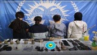 القبض على أربع نساء متورطات في ترويج وتعاطي المخدرات بحوزتهن أسلحةÇar jinên ku karê bazirganîya madeyên hişber dikirin hatin girtin, û bi wan re çek jî hatin destserkirin