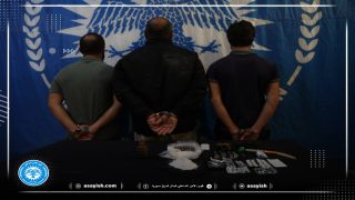 مكافحة المخدرات في الرقة توقف 3 أشخاص وتضبط مواد مخدرة وقنبلة يدويةDijî Madeyên Hişbirê li Reqayê 3 kes girtin û madeyên hişbir û bombeyeke destan desteser kirin