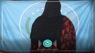 القبض على امرأة بتهمة تعاطي وحيازة مخدرات في كوبانيLi kobanê jinek hat girtin ji ber bikaranîn madeyên huşbur û hebûna wan li gel wê.