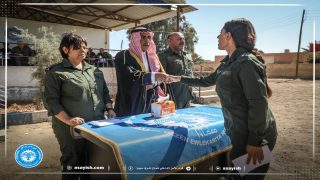 تخريج دورة جديدة باسم الشهيد أحمد محمد عارف الحمدون في مقاطعة الجزيرةDerçûna dewreyeke nû li ser navê şehîd Ehmed Mihemed Arêf El-Hemdûn li Kantona Cizîrê