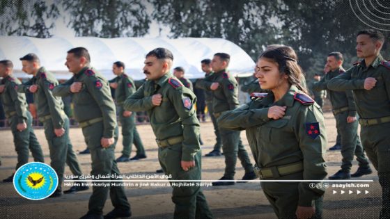 قواتنا تُنهي مرحلة تدريبية لصفّ الضباط في مدرسة الشهيد علي ملحم غرب الرقةHêzên me qonaxeke perwerdehiyê ji bo Rêze Efseran li Dibistana Şehîd Elî Milhim, li rojavayê Reqayê, bi dawî kirin.