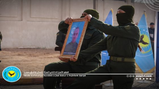 تخريج دورة الشهيد “أياز حسين عبد الله” لأعضاء جهاز الأمن العام في مقاطعة الرقةDerçûna Dewreya Şehîd “Ayaz Hisên Abdullah” ji bo Endamên Destgeha Ewlekariya Giştî li Kantona Reqayê